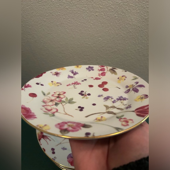 4 Mayfair Collection by Jay 7.75” salad plates with gold rim. - Picture 14 of 16